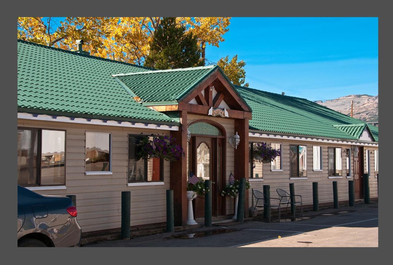 Dancing Bears Inn East Glacier Park Village Exterior foto