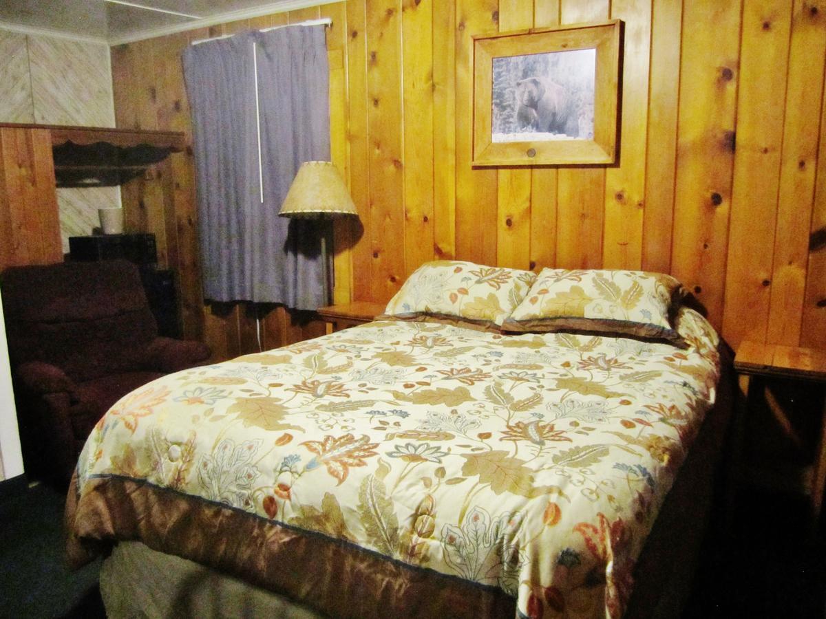 Dancing Bears Inn East Glacier Park Village Exterior foto