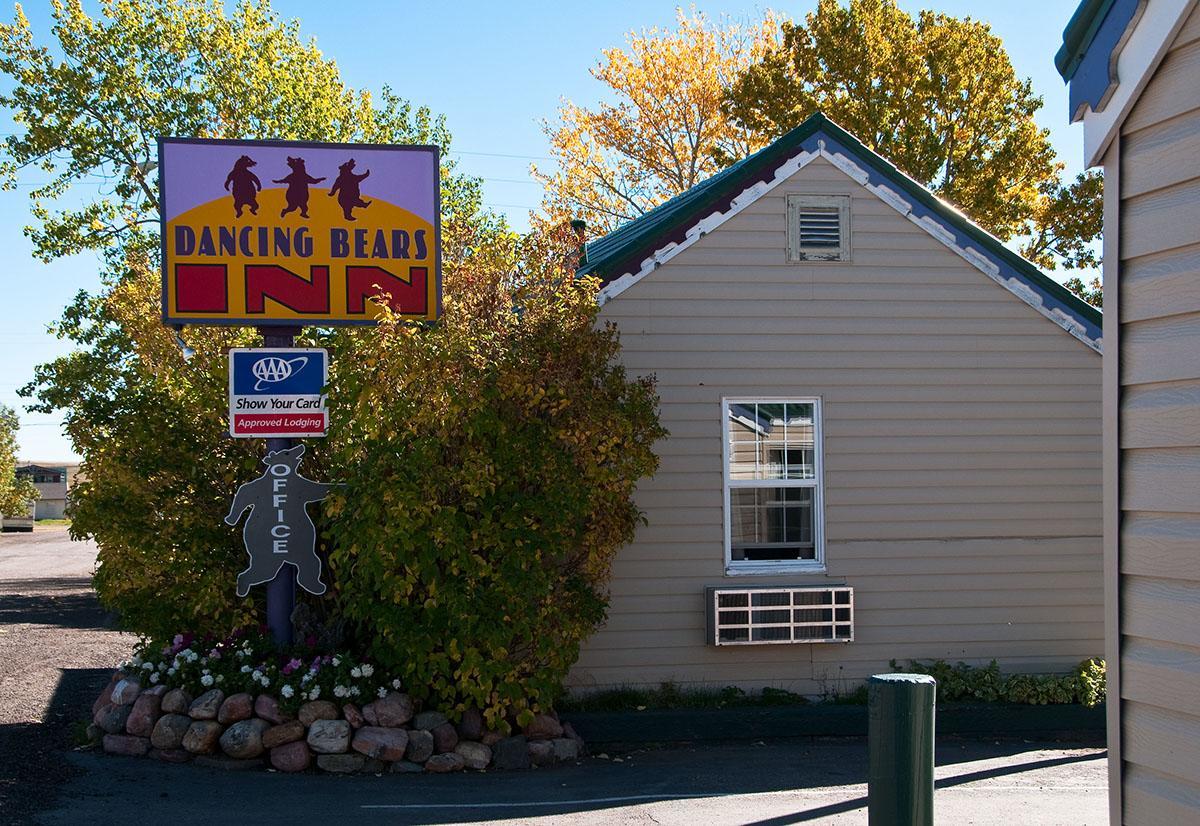 Dancing Bears Inn East Glacier Park Village Exterior foto